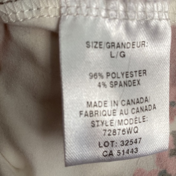 🍒 Floral Top w/ Ruffle!!! - Picture 3 of 4